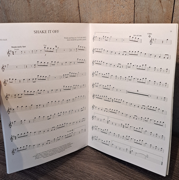 Taylor Swift - Instrumental Play-Along - Alto Saxophone (Book/Online Audio) - Picture 6 of 6